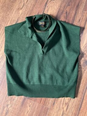 Women’s short sleeve sweater and choker neclace